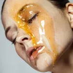 Najstariji beauty sastojak ponovo je svuda: Ovo su najbolji proizvodi sa medom za kožu i kosu