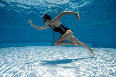 Plivanje ili trčanje: Koja će aktivnost bolje učvrstiti telo