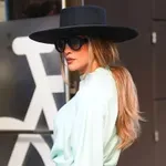 Dženifer Lopez u Dior wide-leg farmerkama koje definišu sezonu