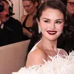 Zaboravite crnu maskaru i crveni ruž – burgundy make-up je novi klasik koji osvaja beauty scenu