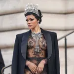 Dramatično, moćno i besprekorno: Tejana Tejlor ukrala svu pažnju na Schiaparelli reviji u Parizu