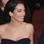 Amal Kluni ima novu boju kose inspirisanu Cartier nakitom — “rich brunette” nikad nije izgledala luksuznije