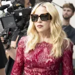 Madonna u moćnom izdanju na Saint Laurent reviji pokazala kako izgleda prava modna provokacija