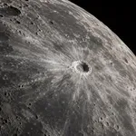 Nov krater na Luni je širok kot dve nogometni igrišči