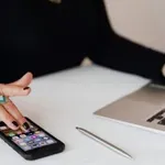 4 načini, kako prenehati posegati po telefonu: Bodi srečna in osvobojena!
