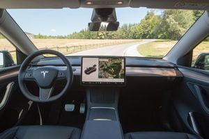 Tesla vpoklicala več kot 300.000 vozil