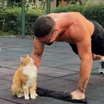 Med treningom se mu je pridružil mucek – razplet vas bo ganil